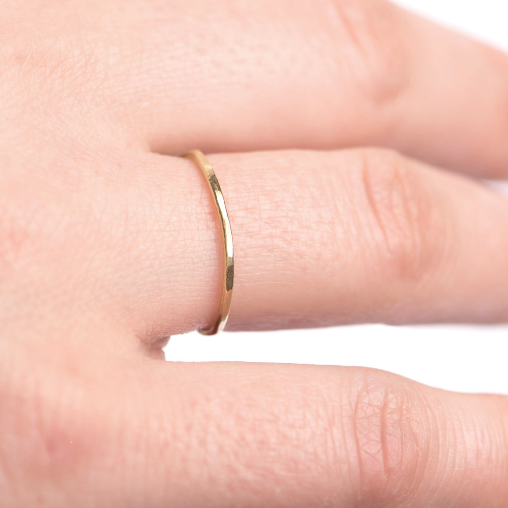 GOLD STAPLE HAMMERED RING - Marina Mura