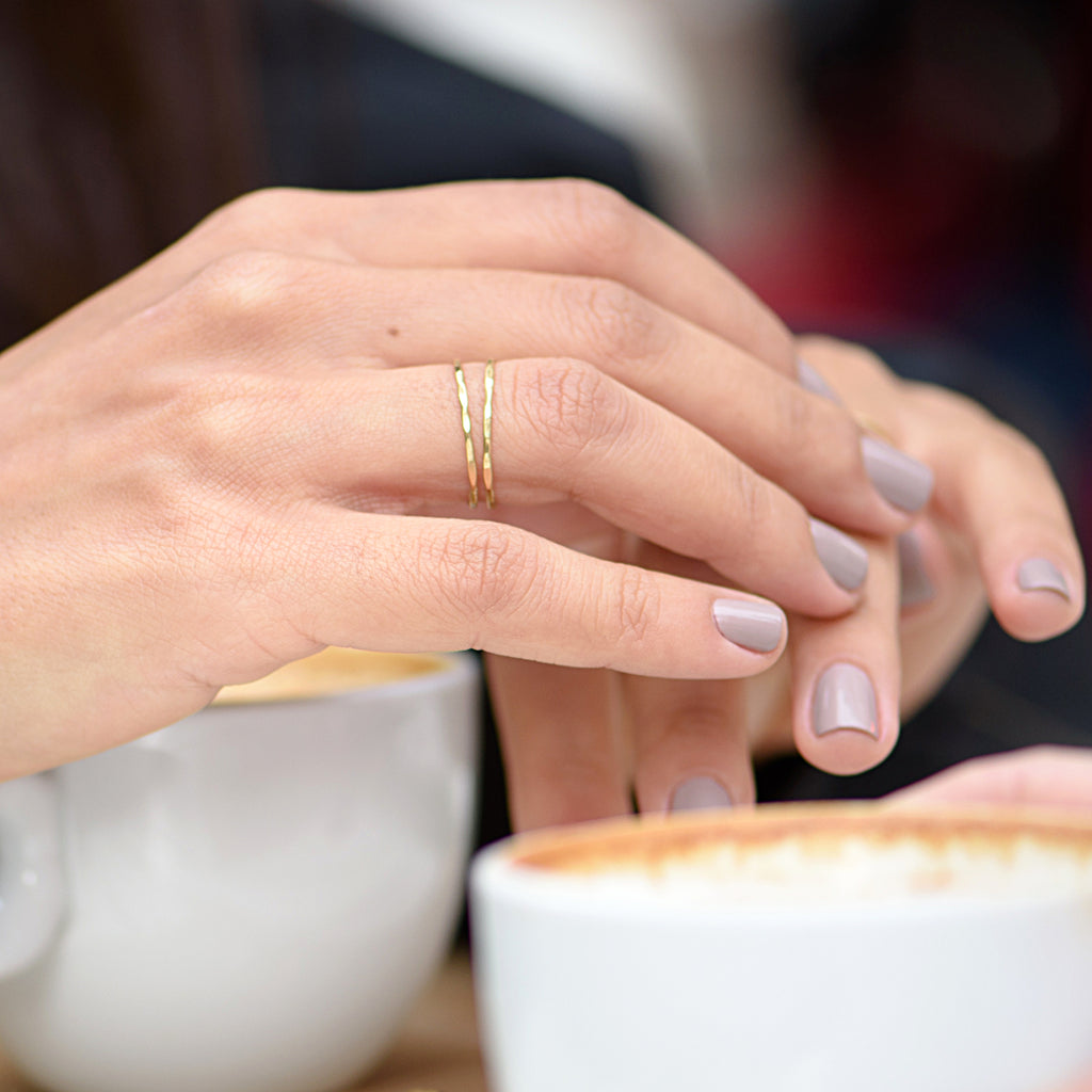 GOLD STAPLE HAMMERED RING - Marina Mura