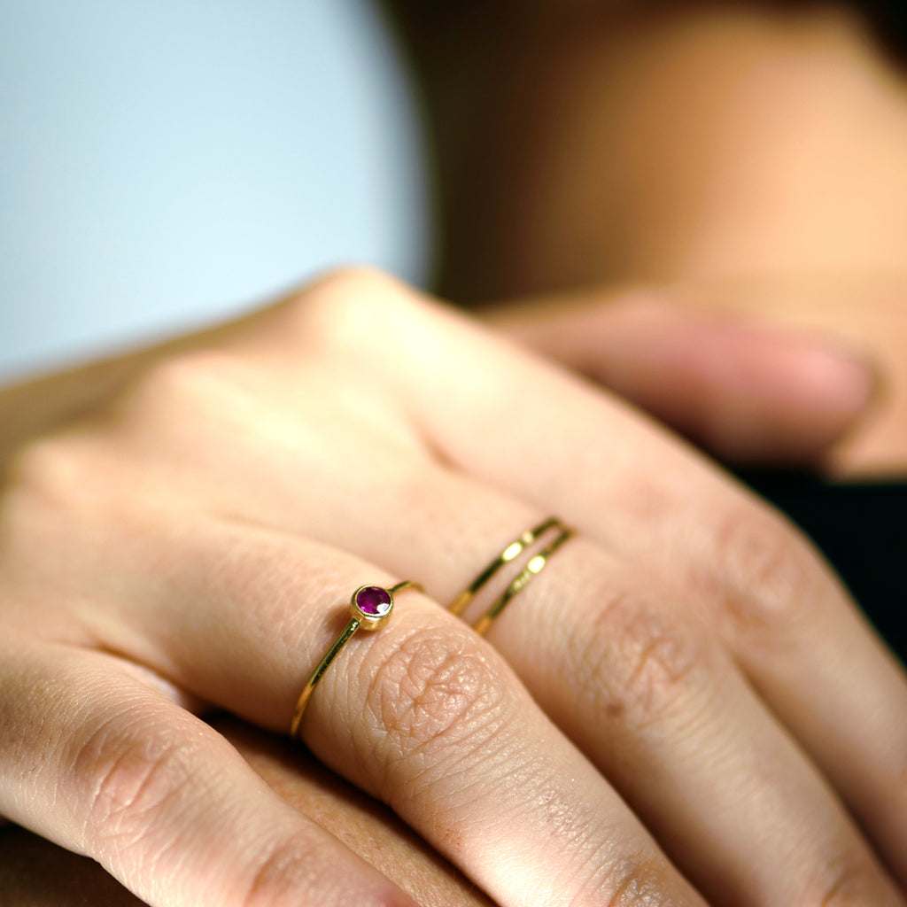 GOLD RUBY DAINTY RING - Marina Mura